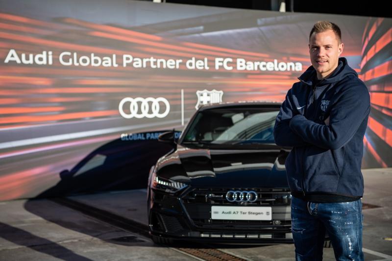  - Audi x FC Barcelone | les joueurs posent avec leur voiture